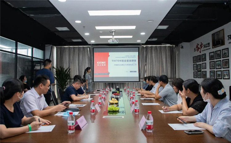 鄭州經貿學院來訪集團公司 深化校企合作